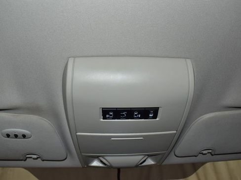 Used 2016 Chrysler Town & Country Touring image 17