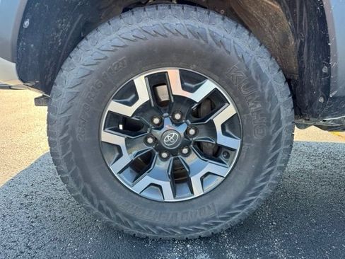 Used 2021 Toyota Tacoma TRD Off-Road w/ Technology Package AWD/4WD image 12