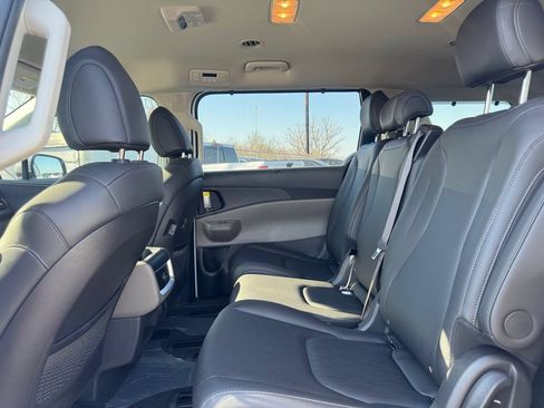 New 2026 Kia Carnival EX FWD image 12