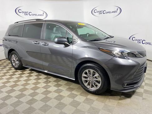 Used 2025 Toyota Sienna XLE FWD image 1