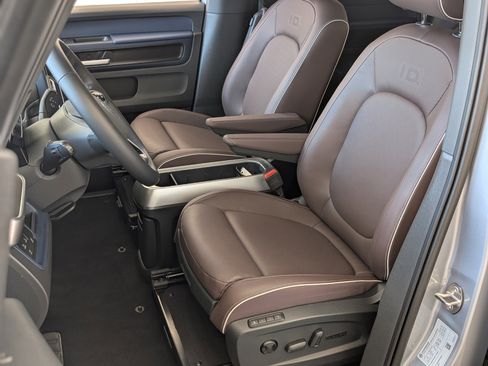 Used 2025 Volkswagen ID. Buzz Pro S Plus RWD image 17