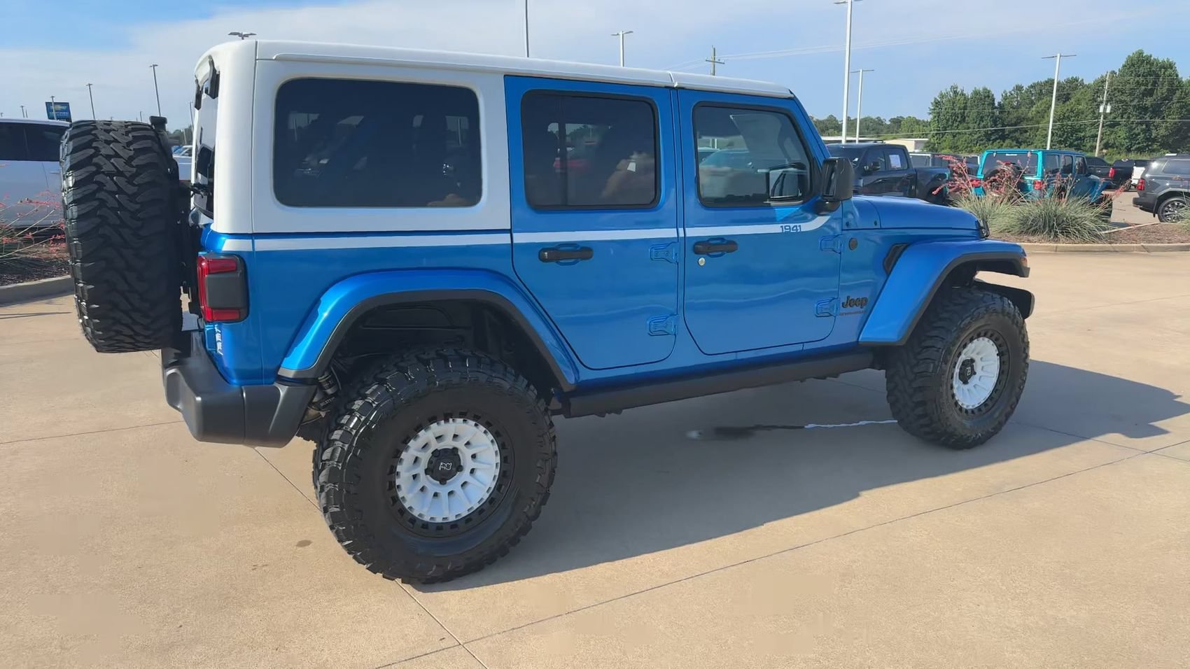 New 2026 Jeep Wrangler Unlimited Sahara w/ Whitecap Package AWD/4WD image 2