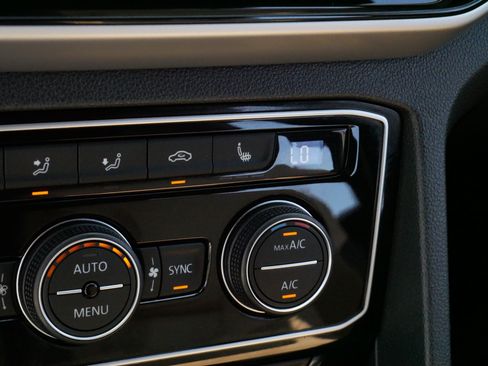 Certified 2023 Volkswagen Atlas Cross Sport SE w/ Panoramic Sunroof Package AWD/4WD image 28