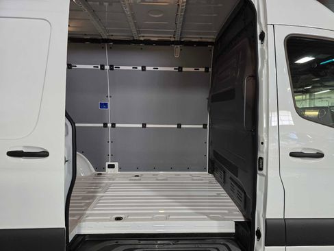Used 2025 Mercedes-Benz Sprinter 2500 image 15