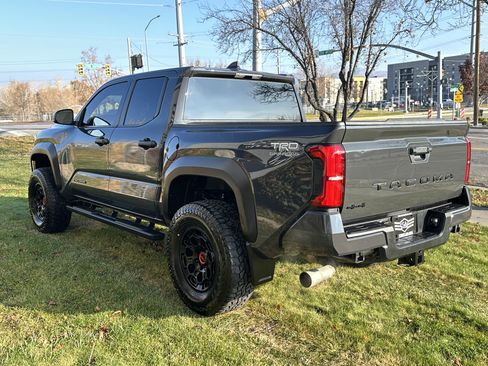 Used 2024 Toyota Tacoma TRD Off-Road image 9