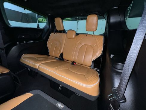 Used 2023 Chrysler Pacifica Pinnacle FWD image 30