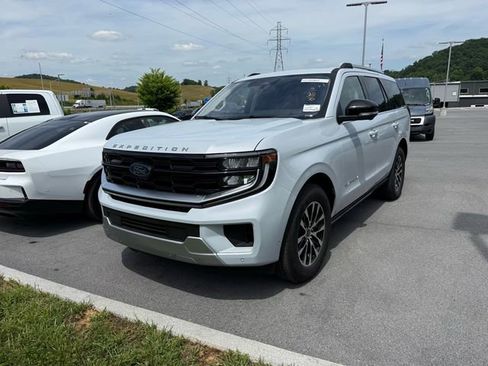 Used 2025 Ford Expedition Platinum AWD/4WD image 3