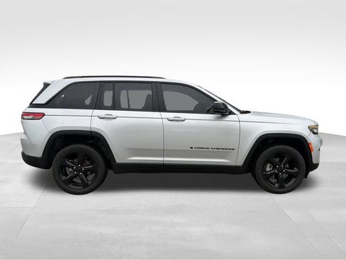 Used 2024 Jeep Grand Cherokee Limited w/ Black Appearance Package AWD/4WD image 4