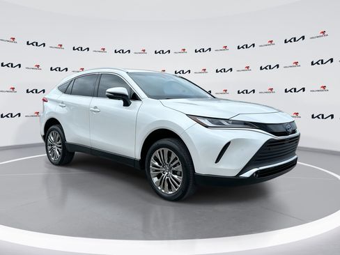 Used 2024 Toyota Venza XLE image 1