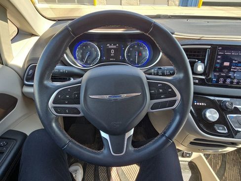 Used 2018 Chrysler Pacifica Touring-L FWD image 18