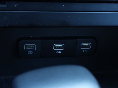 Used 2024 Kia Carnival LX image 27