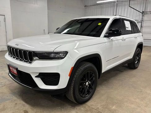 Used 2025 Jeep Grand Cherokee Laredo X AWD/4WD image 3
