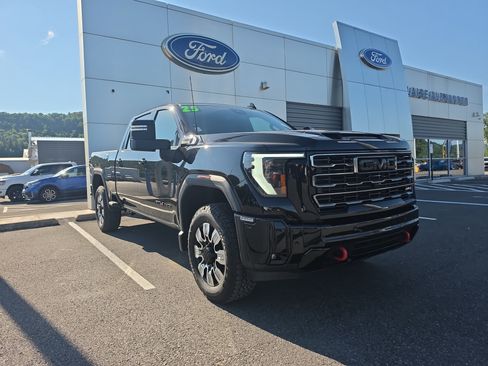 Used 2025 GMC Sierra 2500 AT4 AWD/4WD image 1