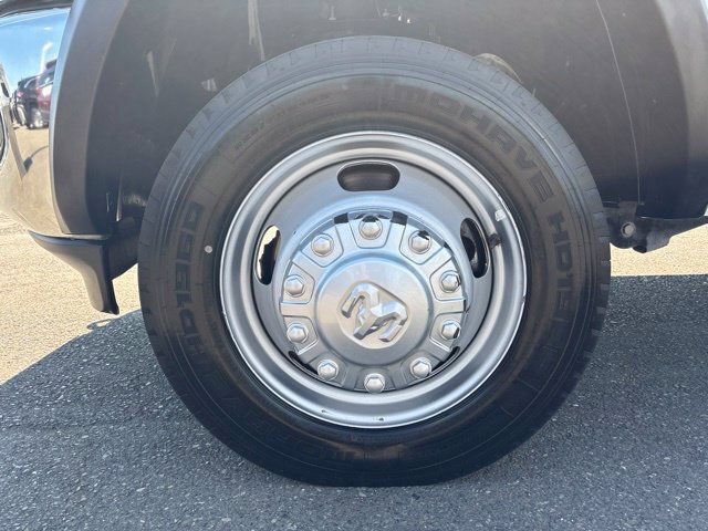 Used 2024 RAM 5500 Tradesman w/ Chrome Appearance Group AWD/4WD image 10