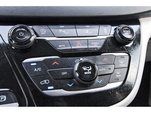 Used 2023 Chrysler Pacifica Touring-L FWD image 27