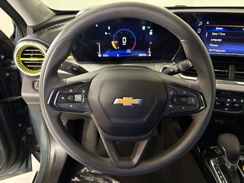 Used 2025 Chevrolet Trax LT FWD image 18