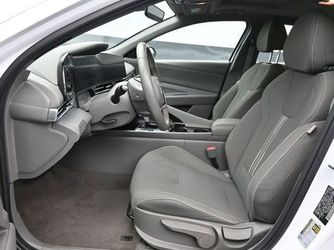 Used 2025 Hyundai Elantra SEL FWD image 26