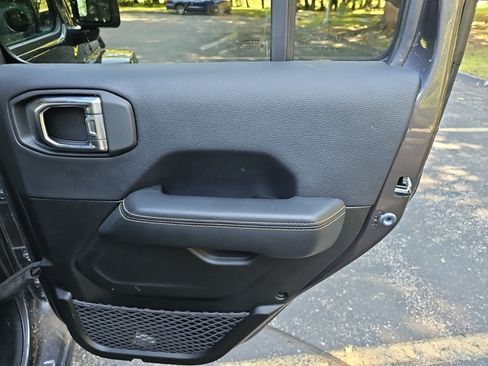Used 2025 Jeep Wrangler Unlimited Sahara AWD/4WD image 16