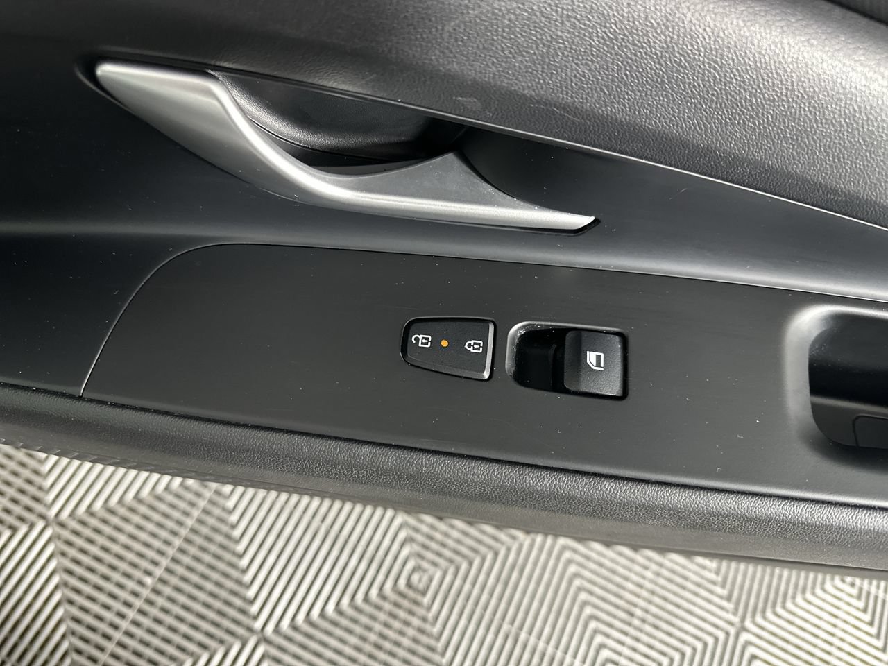 Used 2024 Hyundai Elantra Limited FWD image 12