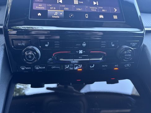 New 2025 Jeep Grand Cherokee Laredo X w/ Luxury Tech Group I image 24