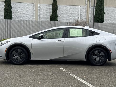 Used 2024 Toyota Prius LE image 7