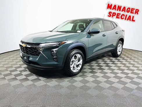 Used 2025 Chevrolet Trax LS w/ LS Convenience Package FWD image 4