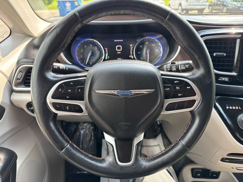 Used 2018 Chrysler Pacifica Touring-L Plus FWD image 23