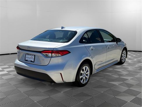 Used 2024 Toyota Corolla LE FWD image 5