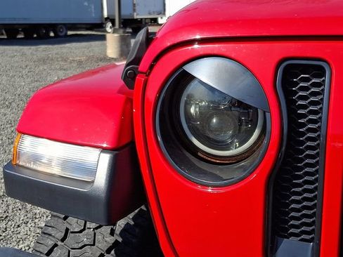 Used 2019 Jeep Wrangler Unlimited Sahara w/ Uconnect 4C Nav & Sound Group AWD/4WD image 9