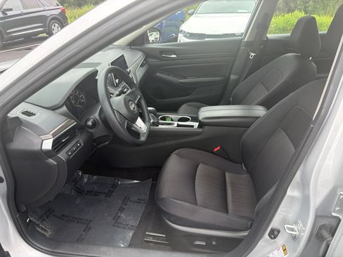 Used 2024 Nissan Altima 2.5 SV FWD image 12