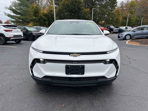 New 2026 Chevrolet Equinox EV LT image 2