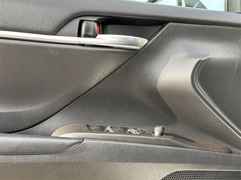 Used 2022 Toyota Camry SE image 11