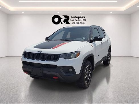 Used 2025 Jeep Compass Trailhawk AWD/4WD image 2