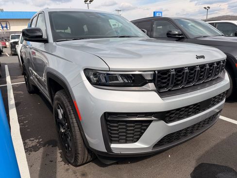 New 2026 Jeep Grand Cherokee Altitude AWD/4WD image 4