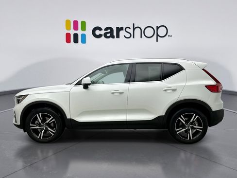 Used 2025 Volvo XC40 B5 Core image 2