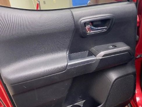 Used 2018 Toyota Tacoma TRD Sport image 18