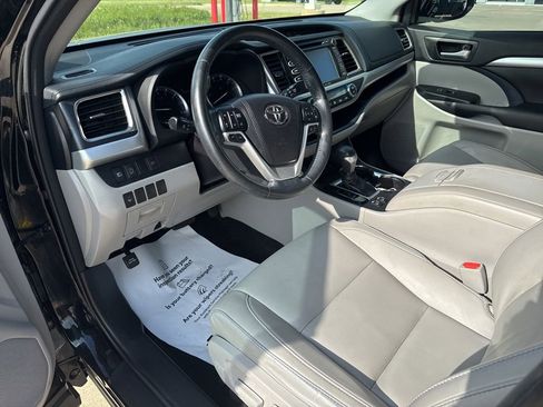 Used 2017 Toyota Highlander XLE AWD/4WD image 8