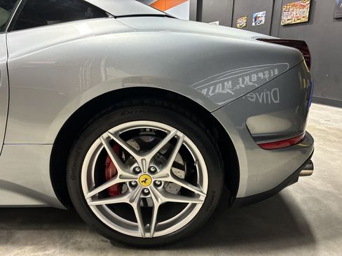 Used 2015 Ferrari California T image 23