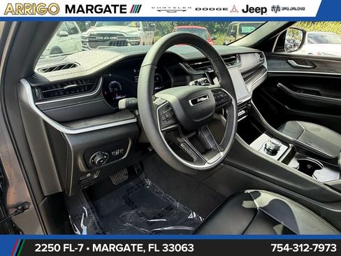 Used 2025 Jeep Grand Cherokee Limited w/ Black Appearance Package RWD image 10