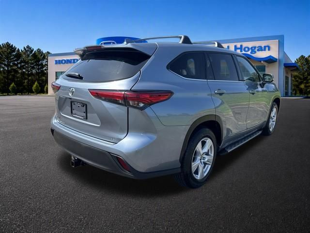 Used 2021 Toyota Highlander LE FWD image 3