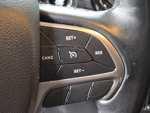 Used 2022 Jeep Grand Cherokee Laredo AWD/4WD image 24
