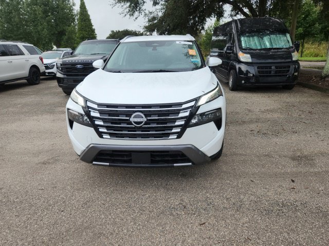 Used 2025 Nissan Rogue SL FWD image 2