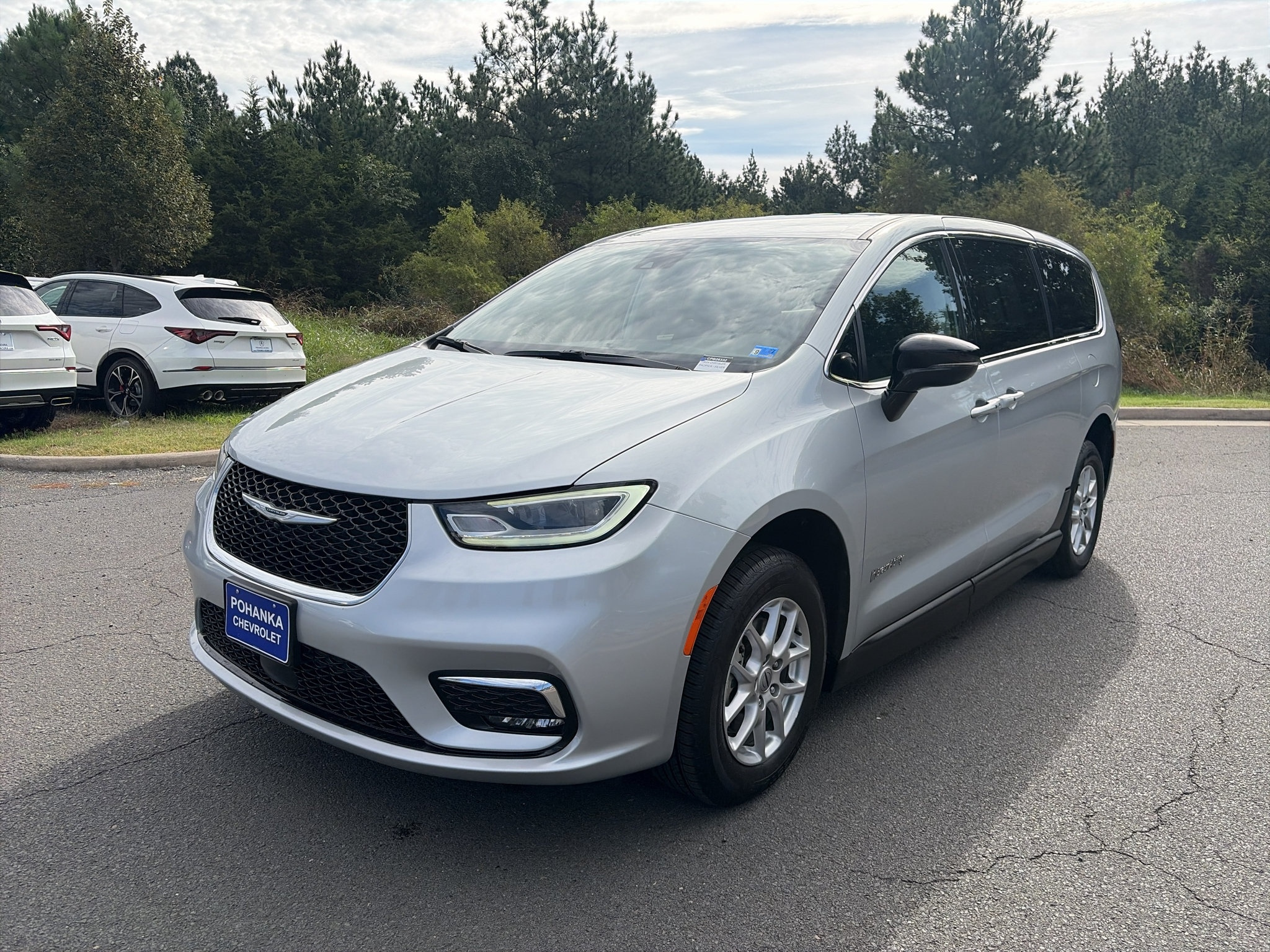 Used 2024 Chrysler Pacifica Touring-L FWD image 4