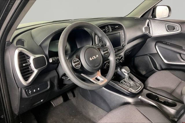 Used 2025 Kia Soul LX w/ LX Technology Package FWD image 13