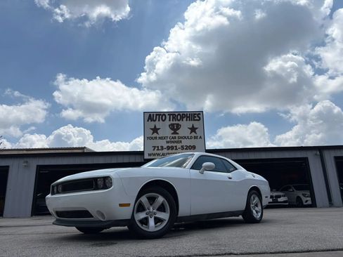 Used 2014 Dodge Challenger SXT RWD image 31