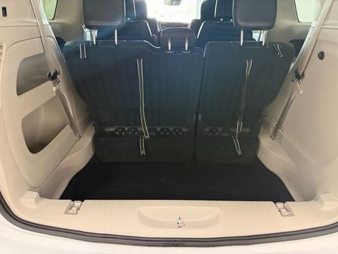 Used 2024 Chrysler Pacifica Touring-L FWD image 28