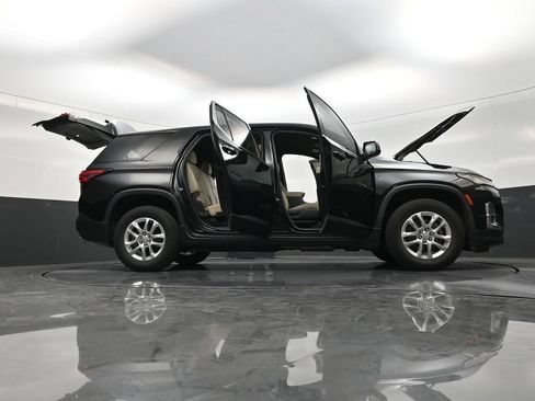 Used 2023 Chevrolet Traverse LS FWD image 25