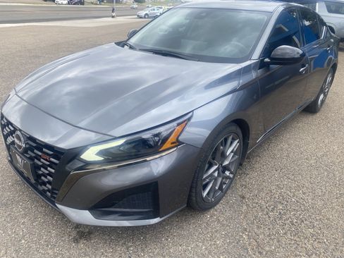 Used 2023 Nissan Altima 2.5 SR w/ SR Premium Package FWD image 4