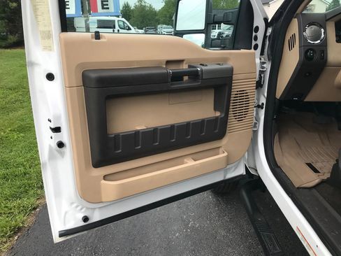 Used 2016 Ford F550 2WD Regular Cab Super Duty image 11