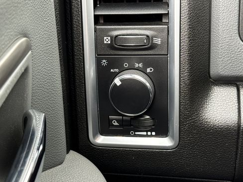 Used 2019 RAM 1500 Classic SLT w/ Luxury Group image 32